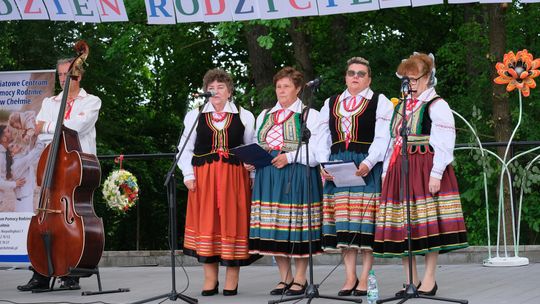 III Powiatowy Festiwal Piosenki Biesiadnej i Święto Rodzin Zastępczych w Nowinach [GALERIA ZDJĘĆ]