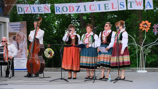 III Powiatowy Festiwal Piosenki Biesiadnej i Święto Rodzin Zastępczych w Nowinach [GALERIA ZDJĘĆ]