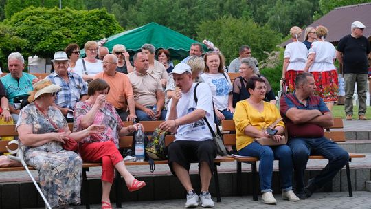 III Powiatowy Festiwal Piosenki Biesiadnej i Święto Rodzin Zastępczych w Nowinach [GALERIA ZDJĘĆ]