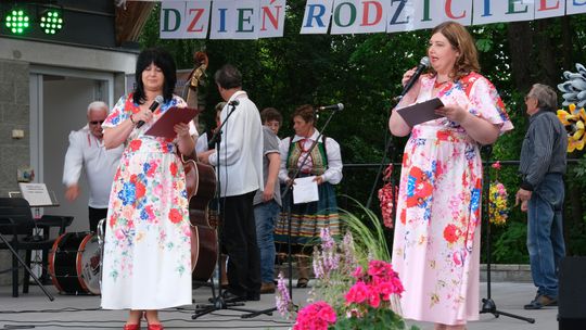 III Powiatowy Festiwal Piosenki Biesiadnej i Święto Rodzin Zastępczych w Nowinach [GALERIA ZDJĘĆ]
