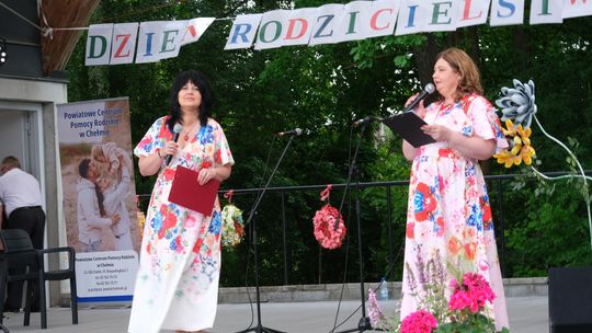 III Powiatowy Festiwal Piosenki Biesiadnej i Święto Rodzin Zastępczych w Nowinach [GALERIA ZDJĘĆ]