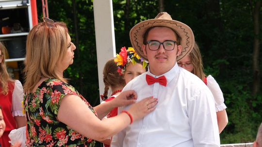 III Powiatowy Festiwal Piosenki Biesiadnej i Święto Rodzin Zastępczych w Nowinach [GALERIA ZDJĘĆ]