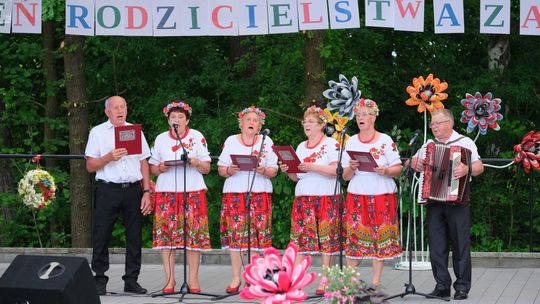 III Powiatowy Festiwal Piosenki Biesiadnej i Święto Rodzin Zastępczych w Nowinach [GALERIA ZDJĘĆ]