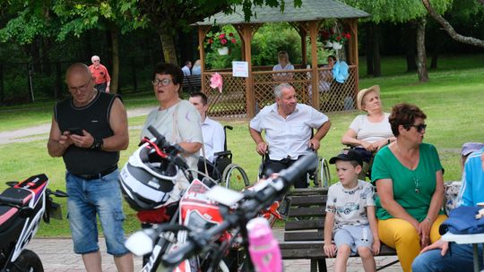 III Powiatowy Festiwal Piosenki Biesiadnej i Święto Rodzin Zastępczych w Nowinach [GALERIA ZDJĘĆ]