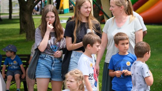 III Powiatowy Festiwal Piosenki Biesiadnej i Święto Rodzin Zastępczych w Nowinach [GALERIA ZDJĘĆ]