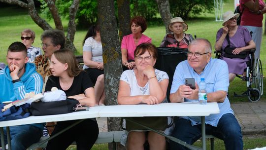 III Powiatowy Festiwal Piosenki Biesiadnej i Święto Rodzin Zastępczych w Nowinach [GALERIA ZDJĘĆ]