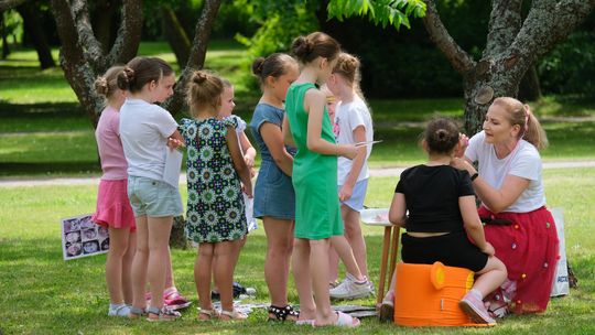 III Powiatowy Festiwal Piosenki Biesiadnej i Święto Rodzin Zastępczych w Nowinach [GALERIA ZDJĘĆ]