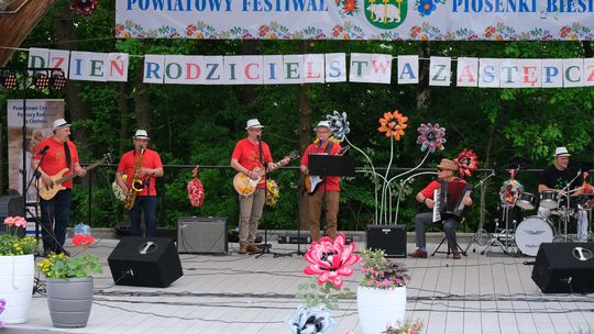 III Powiatowy Festiwal Piosenki Biesiadnej i Święto Rodzin Zastępczych w Nowinach [GALERIA ZDJĘĆ]