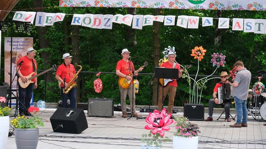 III Powiatowy Festiwal Piosenki Biesiadnej i Święto Rodzin Zastępczych w Nowinach [GALERIA ZDJĘĆ]