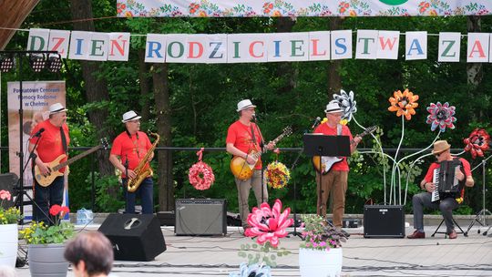 III Powiatowy Festiwal Piosenki Biesiadnej i Święto Rodzin Zastępczych w Nowinach [GALERIA ZDJĘĆ]