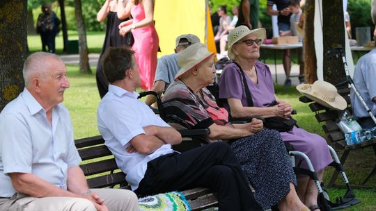 III Powiatowy Festiwal Piosenki Biesiadnej i Święto Rodzin Zastępczych w Nowinach [GALERIA ZDJĘĆ]