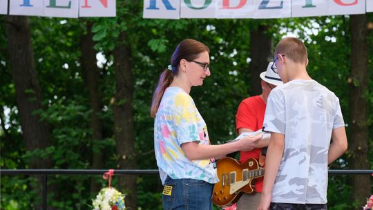 III Powiatowy Festiwal Piosenki Biesiadnej i Święto Rodzin Zastępczych w Nowinach [GALERIA ZDJĘĆ]