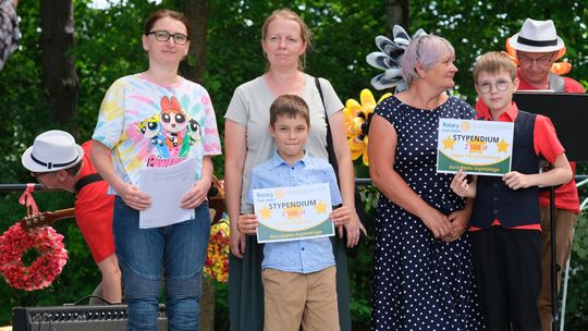 III Powiatowy Festiwal Piosenki Biesiadnej i Święto Rodzin Zastępczych w Nowinach [GALERIA ZDJĘĆ]