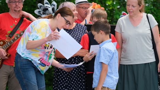 III Powiatowy Festiwal Piosenki Biesiadnej i Święto Rodzin Zastępczych w Nowinach [GALERIA ZDJĘĆ]