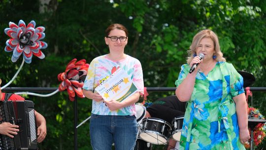 III Powiatowy Festiwal Piosenki Biesiadnej i Święto Rodzin Zastępczych w Nowinach [GALERIA ZDJĘĆ]