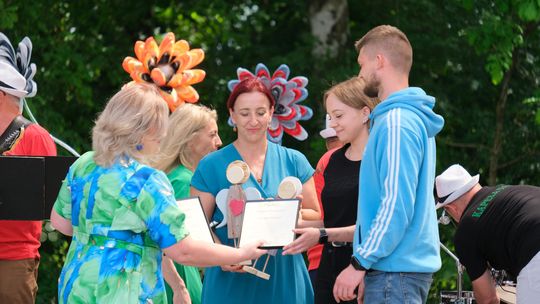 III Powiatowy Festiwal Piosenki Biesiadnej i Święto Rodzin Zastępczych w Nowinach [GALERIA ZDJĘĆ]