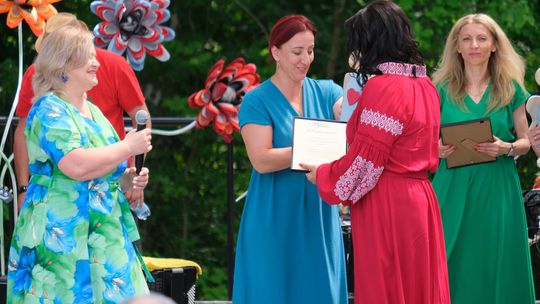 III Powiatowy Festiwal Piosenki Biesiadnej i Święto Rodzin Zastępczych w Nowinach [GALERIA ZDJĘĆ]