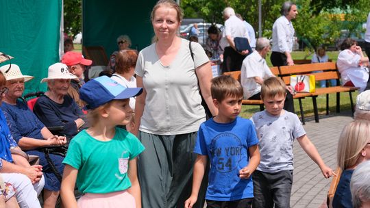 III Powiatowy Festiwal Piosenki Biesiadnej i Święto Rodzin Zastępczych w Nowinach [GALERIA ZDJĘĆ]