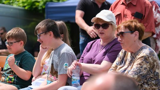 III Powiatowy Festiwal Piosenki Biesiadnej i Święto Rodzin Zastępczych w Nowinach [GALERIA ZDJĘĆ]