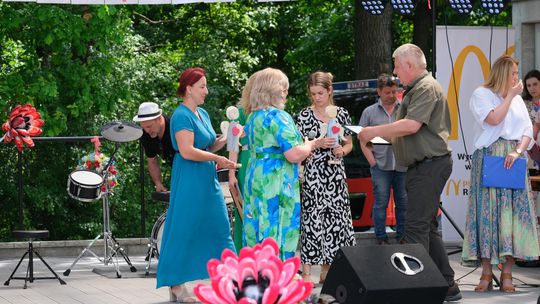 III Powiatowy Festiwal Piosenki Biesiadnej i Święto Rodzin Zastępczych w Nowinach [GALERIA ZDJĘĆ]