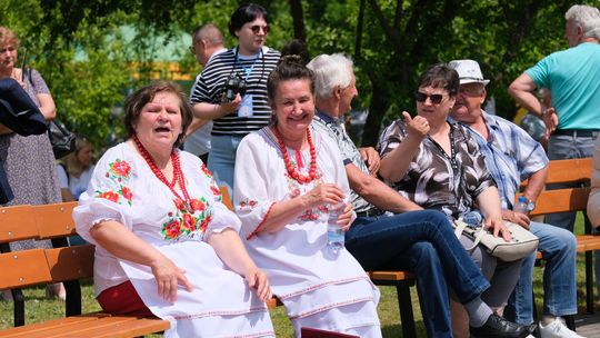 III Powiatowy Festiwal Piosenki Biesiadnej i Święto Rodzin Zastępczych w Nowinach [GALERIA ZDJĘĆ]