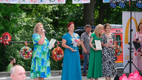 III Powiatowy Festiwal Piosenki Biesiadnej i Święto Rodzin Zastępczych w Nowinach [GALERIA ZDJĘĆ]