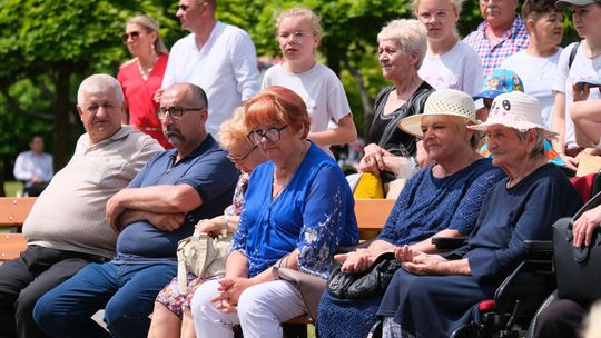 III Powiatowy Festiwal Piosenki Biesiadnej i Święto Rodzin Zastępczych w Nowinach [GALERIA ZDJĘĆ]