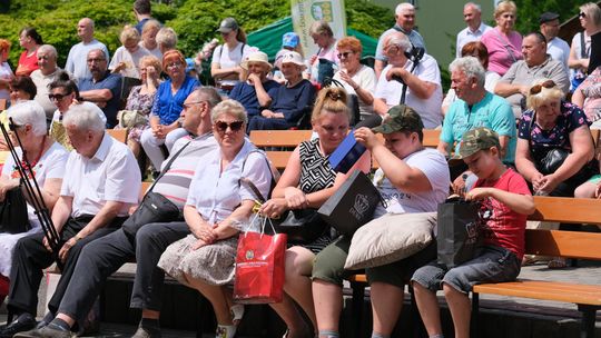 III Powiatowy Festiwal Piosenki Biesiadnej i Święto Rodzin Zastępczych w Nowinach [GALERIA ZDJĘĆ]