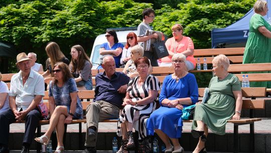 III Powiatowy Festiwal Piosenki Biesiadnej i Święto Rodzin Zastępczych w Nowinach [GALERIA ZDJĘĆ]