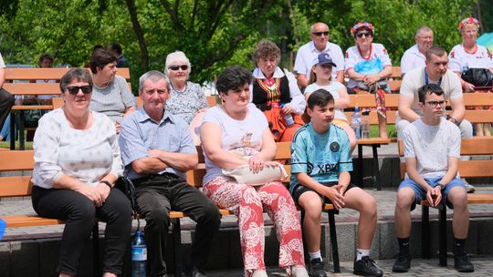III Powiatowy Festiwal Piosenki Biesiadnej i Święto Rodzin Zastępczych w Nowinach [GALERIA ZDJĘĆ]