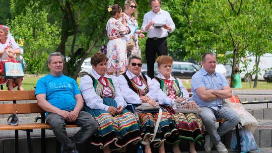 III Powiatowy Festiwal Piosenki Biesiadnej i Święto Rodzin Zastępczych w Nowinach [GALERIA ZDJĘĆ]