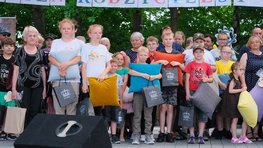 III Powiatowy Festiwal Piosenki Biesiadnej i Święto Rodzin Zastępczych w Nowinach [GALERIA ZDJĘĆ]