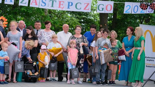 III Powiatowy Festiwal Piosenki Biesiadnej i Święto Rodzin Zastępczych w Nowinach [GALERIA ZDJĘĆ]