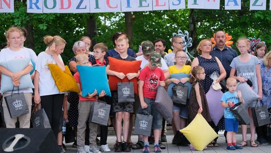 III Powiatowy Festiwal Piosenki Biesiadnej i Święto Rodzin Zastępczych w Nowinach [GALERIA ZDJĘĆ]