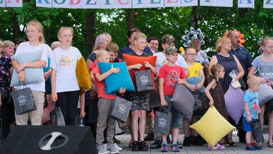 III Powiatowy Festiwal Piosenki Biesiadnej i Święto Rodzin Zastępczych w Nowinach [GALERIA ZDJĘĆ]