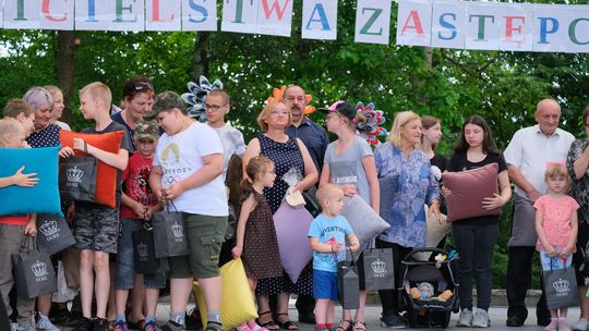 III Powiatowy Festiwal Piosenki Biesiadnej i Święto Rodzin Zastępczych w Nowinach [GALERIA ZDJĘĆ]