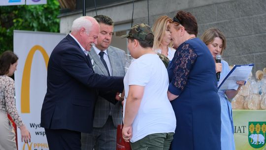 III Powiatowy Festiwal Piosenki Biesiadnej i Święto Rodzin Zastępczych w Nowinach [GALERIA ZDJĘĆ]