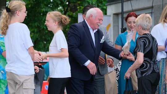 III Powiatowy Festiwal Piosenki Biesiadnej i Święto Rodzin Zastępczych w Nowinach [GALERIA ZDJĘĆ]