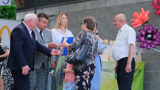 III Powiatowy Festiwal Piosenki Biesiadnej i Święto Rodzin Zastępczych w Nowinach [GALERIA ZDJĘĆ]