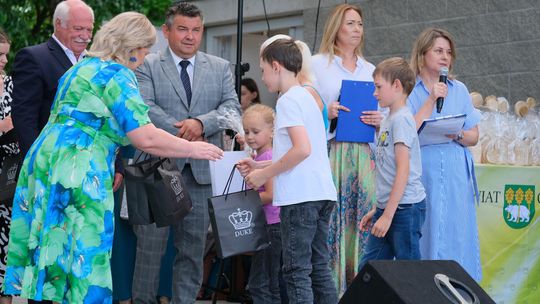 III Powiatowy Festiwal Piosenki Biesiadnej i Święto Rodzin Zastępczych w Nowinach [GALERIA ZDJĘĆ]