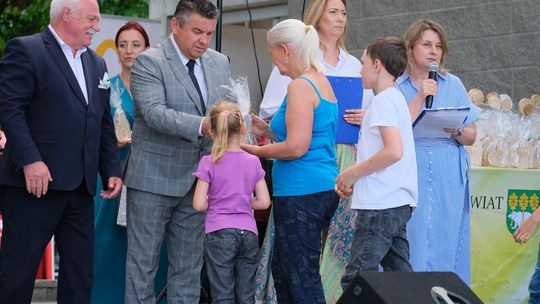 III Powiatowy Festiwal Piosenki Biesiadnej i Święto Rodzin Zastępczych w Nowinach [GALERIA ZDJĘĆ]