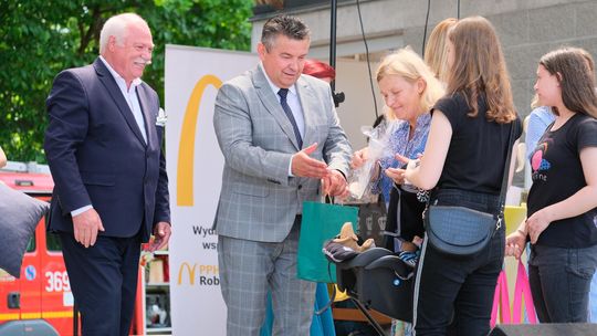 III Powiatowy Festiwal Piosenki Biesiadnej i Święto Rodzin Zastępczych w Nowinach [GALERIA ZDJĘĆ]