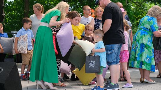 III Powiatowy Festiwal Piosenki Biesiadnej i Święto Rodzin Zastępczych w Nowinach [GALERIA ZDJĘĆ]