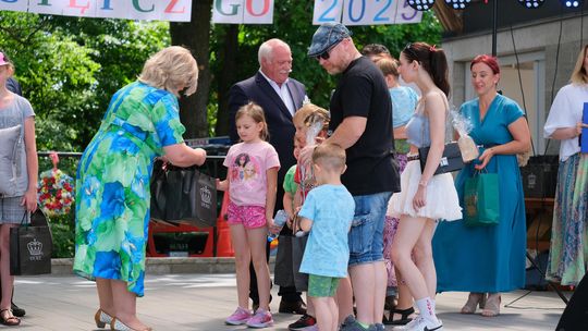 III Powiatowy Festiwal Piosenki Biesiadnej i Święto Rodzin Zastępczych w Nowinach [GALERIA ZDJĘĆ]