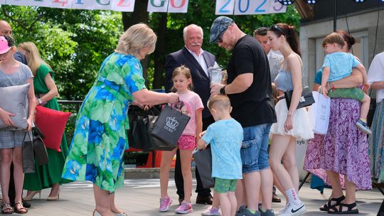 III Powiatowy Festiwal Piosenki Biesiadnej i Święto Rodzin Zastępczych w Nowinach [GALERIA ZDJĘĆ]