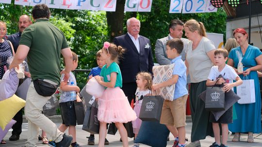 III Powiatowy Festiwal Piosenki Biesiadnej i Święto Rodzin Zastępczych w Nowinach [GALERIA ZDJĘĆ]