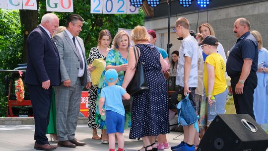 III Powiatowy Festiwal Piosenki Biesiadnej i Święto Rodzin Zastępczych w Nowinach [GALERIA ZDJĘĆ]