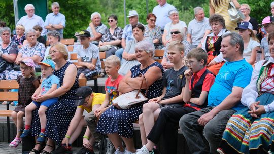 III Powiatowy Festiwal Piosenki Biesiadnej i Święto Rodzin Zastępczych w Nowinach [GALERIA ZDJĘĆ]