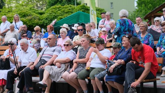 III Powiatowy Festiwal Piosenki Biesiadnej i Święto Rodzin Zastępczych w Nowinach [GALERIA ZDJĘĆ]