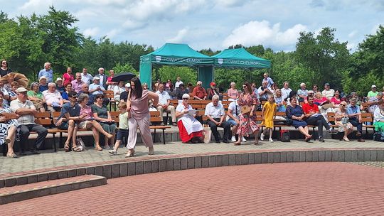 III Powiatowy Festiwal Piosenki Biesiadnej i Święto Rodzin Zastępczych w Nowinach [GALERIA ZDJĘĆ]